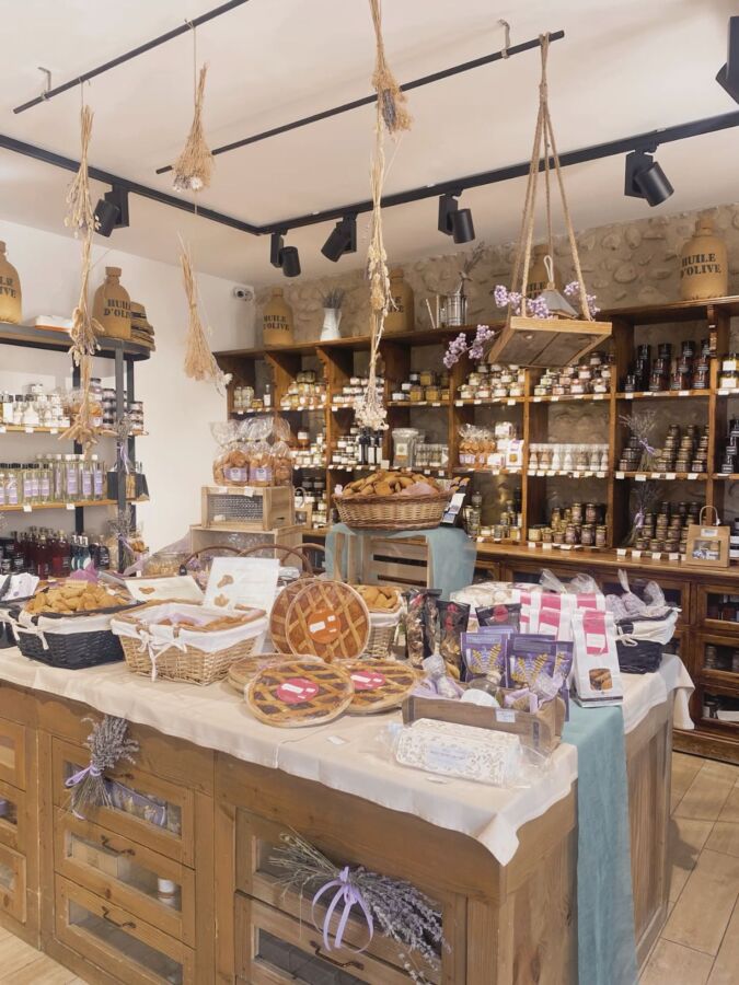 Intérieur magasin bio Salon